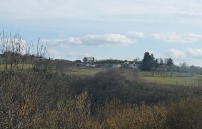 Saint-Martin-Cantalès vu de l’autre côté de l’entaille de la Maronne